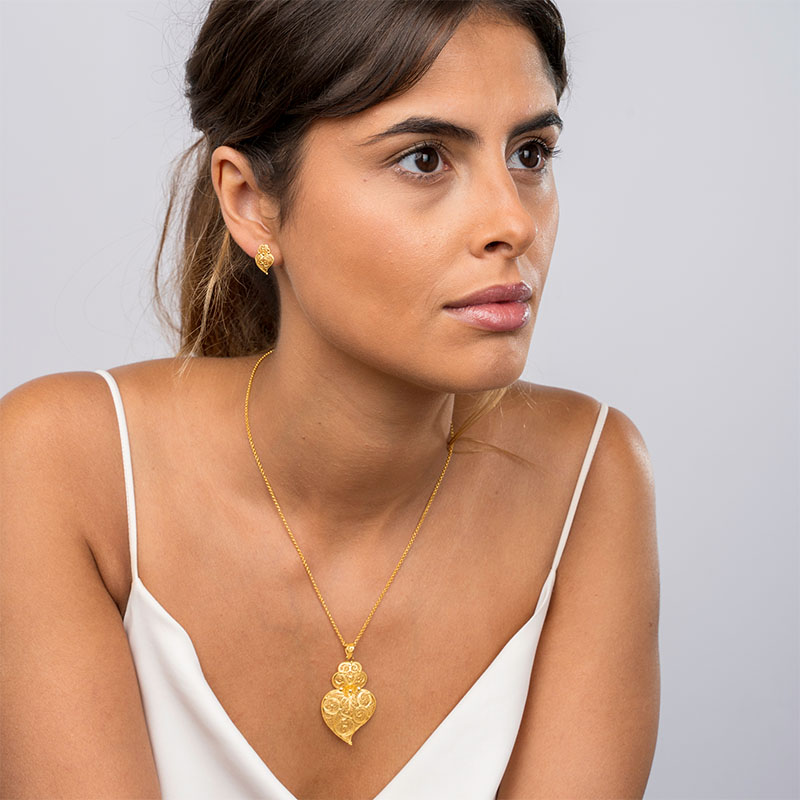 brincos coracao de viana mini xs in gold filigrana ouro joias sui jewellery earrings tradicional portuguese heart filigree ines barbosa